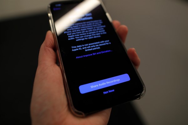 A screen displays a notice on an iPhone in New York, Oct. 29, 2019 (AP photo by Jenny Kane).