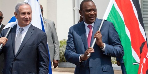 Former Israeli Prime Minister Benjamin Netanyahu and Kenyan President Uhuru Kenyatta hold the flags of their countries after a meeting in Nairobi, Kenya, July 5, 2016 (AP photo by Sayyid Abdul Azim).