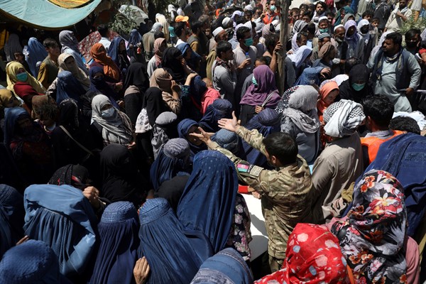 Internally displaced Afghans from northern provinces, who fled their homes due to fighting between the Taliban and Afghan security personnel, wait to receive free food in a public park in Kabul, Afghanistan, Aug. 10, 2021 (AP photo by Rahmat Gul).