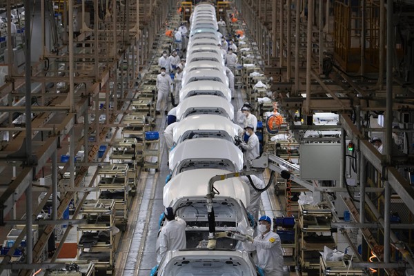 Workers assemble cars at the Dongfeng Honda Automobile Co., Ltd factory in Wuhan, China, April 8, 2020 (AP photo by Ng Han Guan).