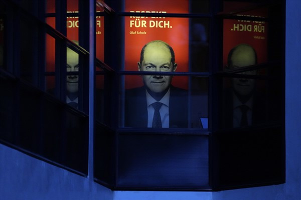 A poster of the Social Democratic Party candidate for chancellor, Olaf Scholz, at the party’s headquarters just after German parliamentary elections in Berlin, Sept. 26, 2021 (AP photo by Michael Sohn).