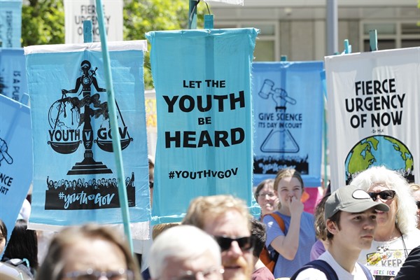 Supporters attend a rally for a group of young people who filed a lawsuit saying U.S. energy policies are causing climate change and hurting their future, Portland, Ore., June 4, 2019 (AP photo by Steve Dipaola).