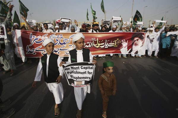 Supporters of the Tehreek-e-Labbaik party rally against Asia Bibi in Karachi, Pakistan, Oct. 12, 2018 (AP photo by Fareed Khan).