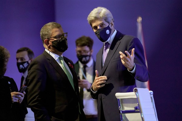 John Kerry, the U.S. special presidential envoy for climate, speaks with Alok Sharma, president of the COP26 summit, during a stock-taking plenary session at the COP26 U.N. climate summit in Glasgow, Scotland, Nov. 13, 2021 (AP photo Alberto Pezzali).