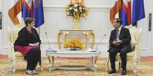 Australian Foreign Minister Marise Payne, left, meets with Cambodian Prime Minister Hun Sen in Phnom Penh, Cambodia, Nov. 8, 2021 (National Television of Cambodia photo via AP Images).