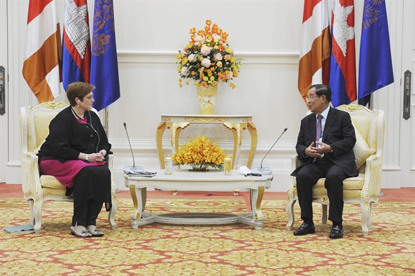 Australian Foreign Minister Marise Payne, left, meets with Cambodian Prime Minister Hun Sen in Phnom Penh, Cambodia, Nov. 8, 2021 (National Television of Cambodia photo via AP Images).