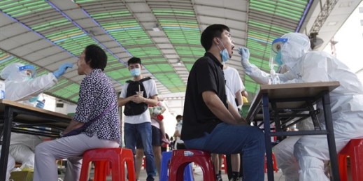 Residents get tested for the coronavirus in a district in Guangzhou, in southern China's Guangdong province, May 30, 2021 (AP photo).