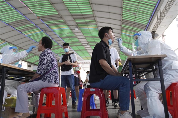 Residents get tested for the coronavirus in a district in Guangzhou, in southern China's Guangdong province, May 30, 2021 (AP photo).