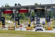 A car approaches the Peace Arch border crossing into the U.S., Blaine, Wash., June 8, 2021 (AP photo by Elaine Thompson).