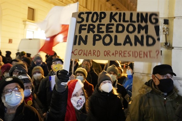 People demonstrate after the Polish parliament approved a bill that is widely viewed as an attack on media freedom, Warsaw, Poland, Dec. 19, 2021 (AP photo by Czarek Sokolowski).