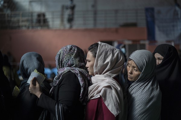 People wait in queues to receive cash at a money distribution organized by the World Food Program in Kabul, Afghanistan, Wednesday, Nov. 3, 2021 (AP photo by Bram Janssen).