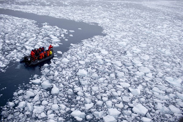 A zodiac carrying a team of international scientists heads to Chile’s station Bernardo O’Higgins, Antarctica, Jan. 22, 2015 (AP photo by Natacha Pisarenko).