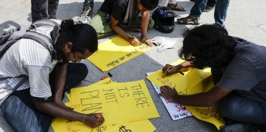 Activists make posters before participating in a protest as part of the Fridays for Future climate movement, Kolkata, India, Sept. 24, 2021 (AP photo by Bikas Das).