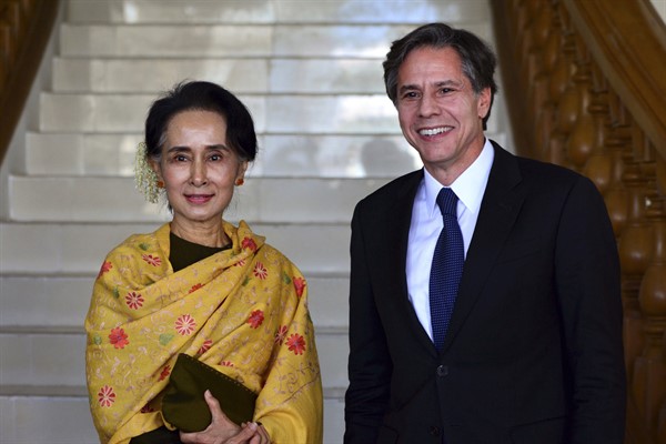 State Counsellor of Myanmar Aung San Suu Kyi poses with U.S. Deputy Secretary of State Antony Blinken following a meeting in Naypyidaw, Myanmar, Jan. 18, 2016 (AP photo by Aung Shine Oo).