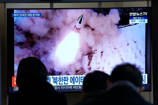 People watch a TV showing a file image of a North Korean missile launch, Seoul, South Korea, Jan. 20, 2022 (AP photo by Ahn Young-joon).