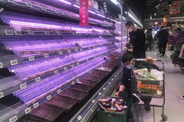 Customers look through empty shelves at a supermarket in Shanghai, China, March 30, 2022 (AP photo by Chen Si).