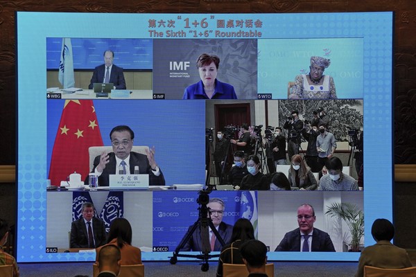 Chinese Premier Li Keqiang speaks at a virtual “1+6” Round Table Dialogue with the heads of the World Bank, IMF, WTO, International Labor Organization, OECD and Financial Stability Board, in Beijing, Dec. 6, 2021 (AP photo by Andy Wong).