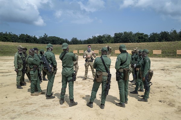 A Dutch military instructor briefs Ivorian special forces soldiers during the annual U.S.-led Flintlock counterterrorism training exercise, near base camp Loumbila, Jacqueville, Cote d’Ivoire, Feb. 17, 2022 (AP photo by Sylvain Cherkaoui).