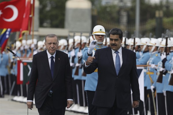 Turkish President Recep Tayyip Erdogan, left, and Venezuelan President Nicolas Maduro review the honor guard, in Ankara, Turkey, June 8, 2022 (AP photo by Burhan Ozbilici).