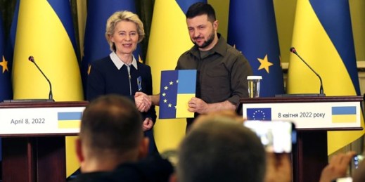 Ukrainian President Volodymyr Zelenskyy receives a questionnaire to begin the process for his country’s application for EU membership from European Commission President Ursula von der Leyen, Kyiv, Ukraine, April 8, 2022 (AP photo by Adam Schreck).