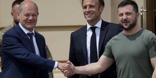 German Chancellor Olaf Scholz, left, shakes hands with Ukrainian President Volodymyr Zelenskyy, right, as French President Emmanuel Macron smiles, Kyiv, Ukraine, June 16, 2022 (AP photo by Natacha Pisarenko).