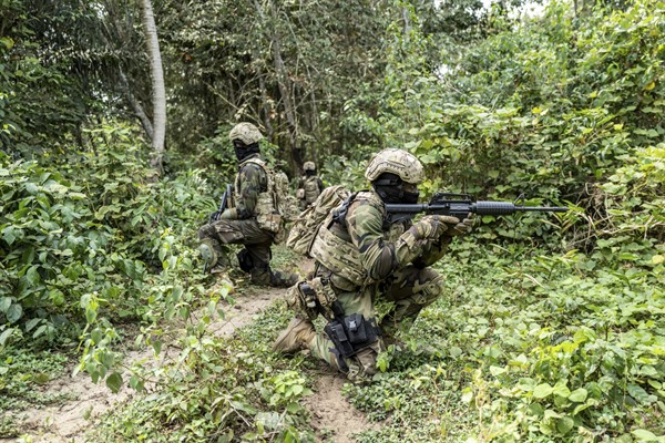 Ghanaian special force soldiers taking part in the annual US.-led counterterrorism training known as Flintlock, patrol near base camp Loumbila, Jacqueville, Cote d’Ivoire, Feb. 16, 2022 (AP photo by Sylvain Cherkaoui).