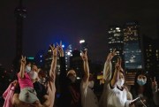 Shanghai residents cheer and pose for photos near midnight on the eve of the lifting of a COVID-19 lockdown, May 31, 2022 (AP photo by Ng Han Guan).