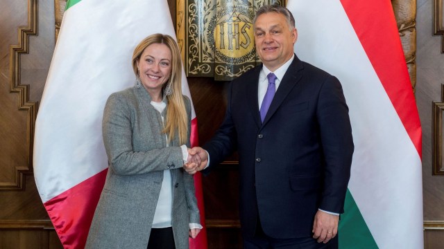 El primer ministro italiano Meloni con el primer ministro húngaro Orban, dos líderes de extrema derecha en Europa.