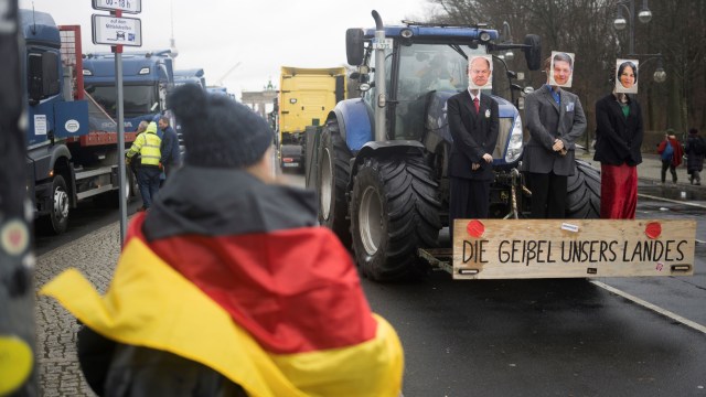 農民らがドイツ連立与党に抗議。